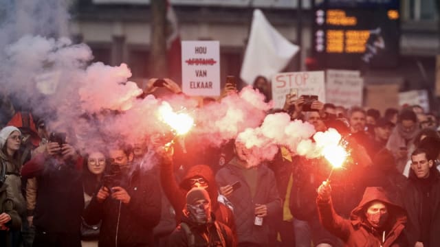 比利时疫情反弹 数万人上街抗议收紧防疫措施
