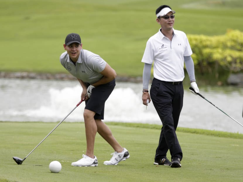 Joseph Schooling (L) during the Singapore Swimming Association Inaugural Fundraiser 2016 opening tee-off at Tanah Merah Country Club Garden Course on Tuesday (Nov 22). Photo: Wee Teck Hian/TODAY