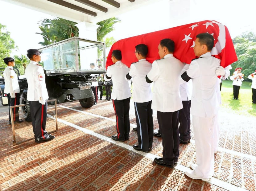 The Guard of Honour carry the casket of Singapore's first prime minister Lee Kuan Yew onto a gun carriage conveying Lee to the Parliament House from the Istana in Singapore March 25, 2015. Photo: Reuters