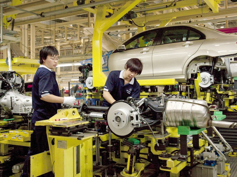An employee working on the assembly line 
at the Beijing 
Benz Automotive plant in China. There is no indication yet of what penalty the German automaker might face for engaging in ‘vertical 
price-fixing’. 
Photo: Bloomberg