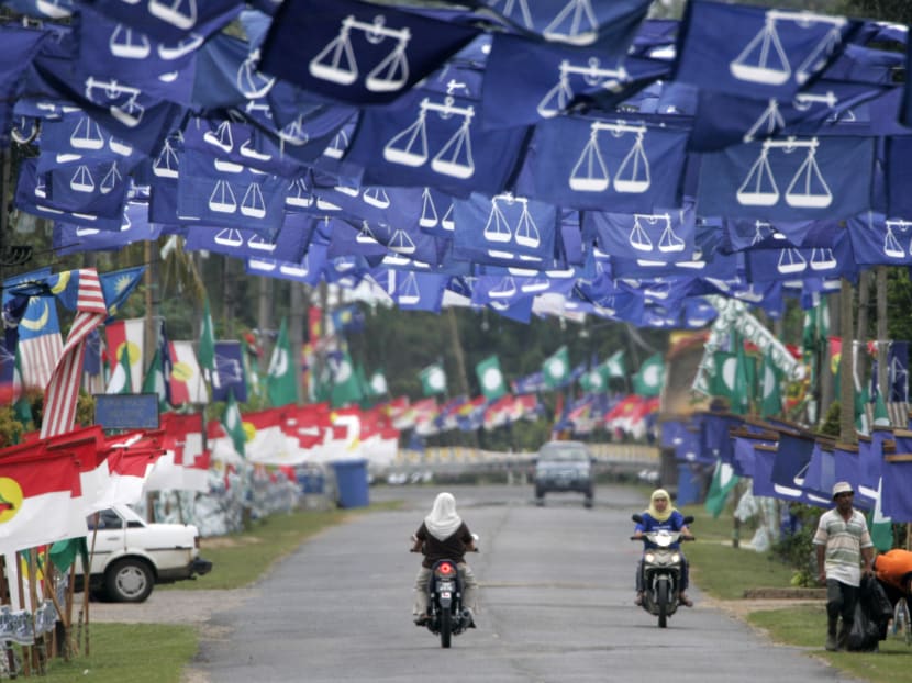Flags of Malaysia's ruling BN coalition and the opposition Parti Islam SeMalaysia are displayed in Kampung Alor Limbat, Terengganu. English daily The Star reported that Malaysia’s Parliament will be dissolved on March 28, 29 or 30, making way for a general election that must be held by August. Photo: Reuters