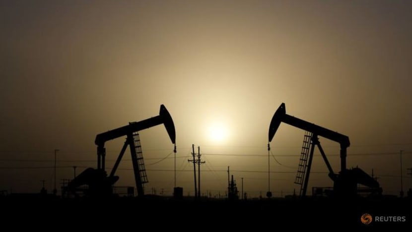 Steady oil price belies weakening physical market