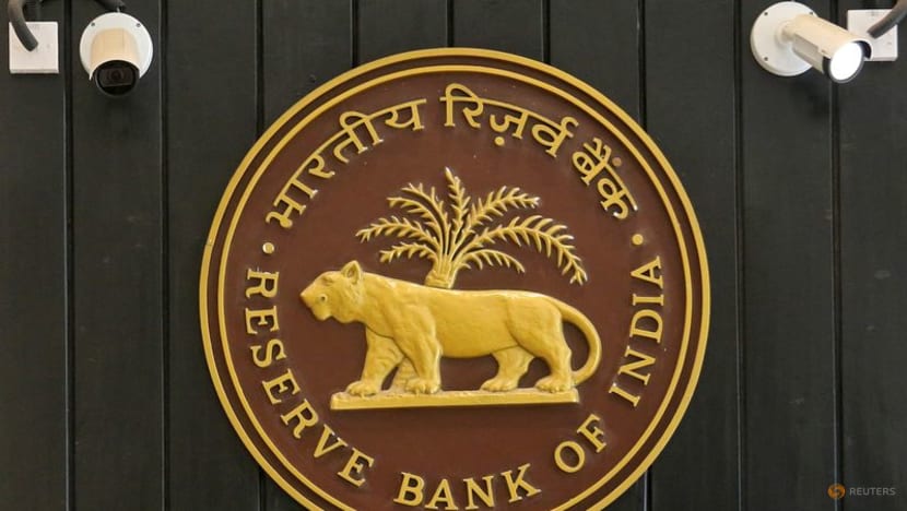 India's cenbank holds rates; urges gov't to cut taxes on fuel India's cenbank holds rates; urges gov't to cut taxes on fuel