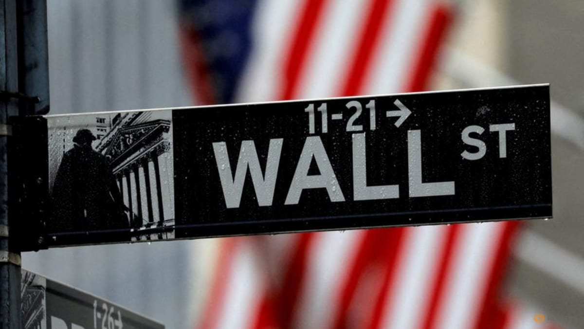 Wall Street berakhir menguat tajam, dolar melemah karena perubahan arah Inggris, dan pendapatan yang kuat
