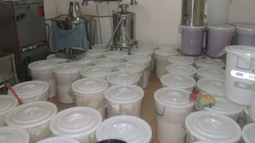 Kastam S'pura rampas 670 botol arak dihasilkan secara haram; 2 lelaki diberkas Kastam S'pura rampas 670 botol arak dihasilkan secara haram; 2 lelaki diberkas