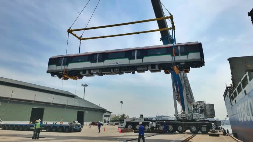 Kereta api baru bagi laluan MRT Utara-Selatan, Timur-Barat tiba di S'pura