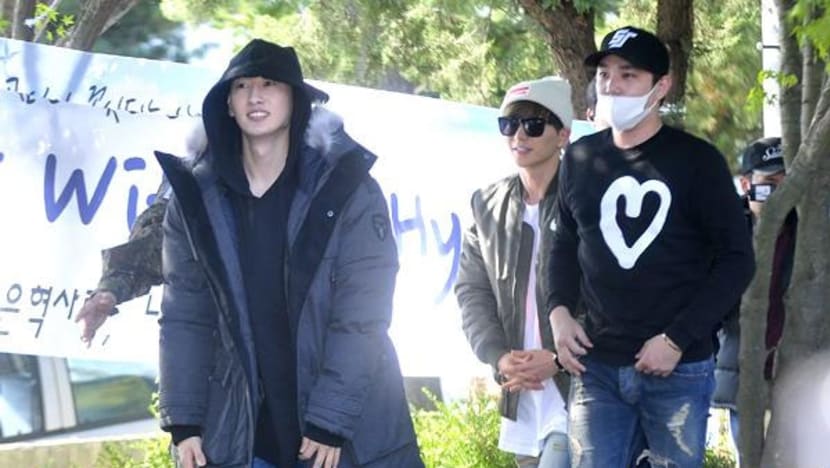 [Photo] Fans and Members Send Super Junior′s Eunhyuk Off to Army