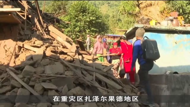 尼泊尔大地震死亡人数上升至159人 当局加速清理坍塌建筑物和道路