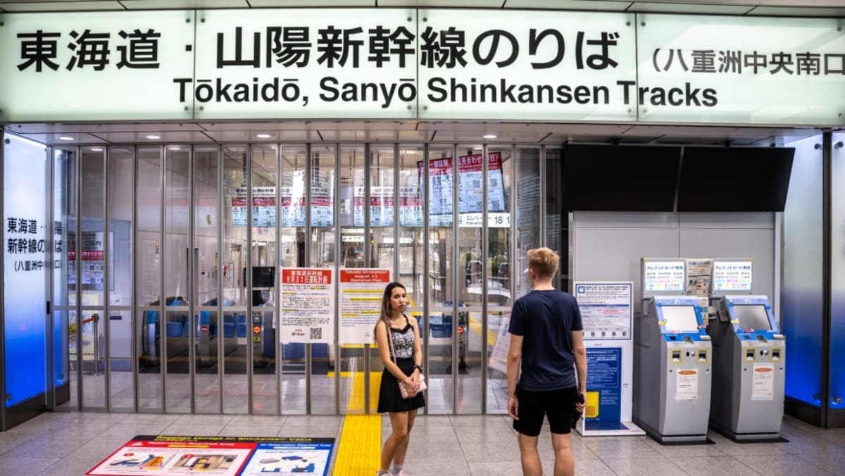 Weakening Shanshan rains still disrupting transport in Japan