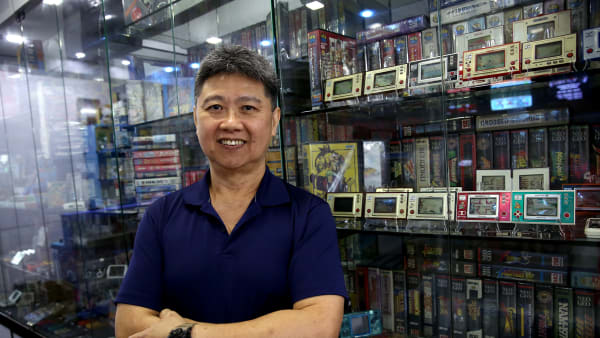 Sim lim square retro game shop store