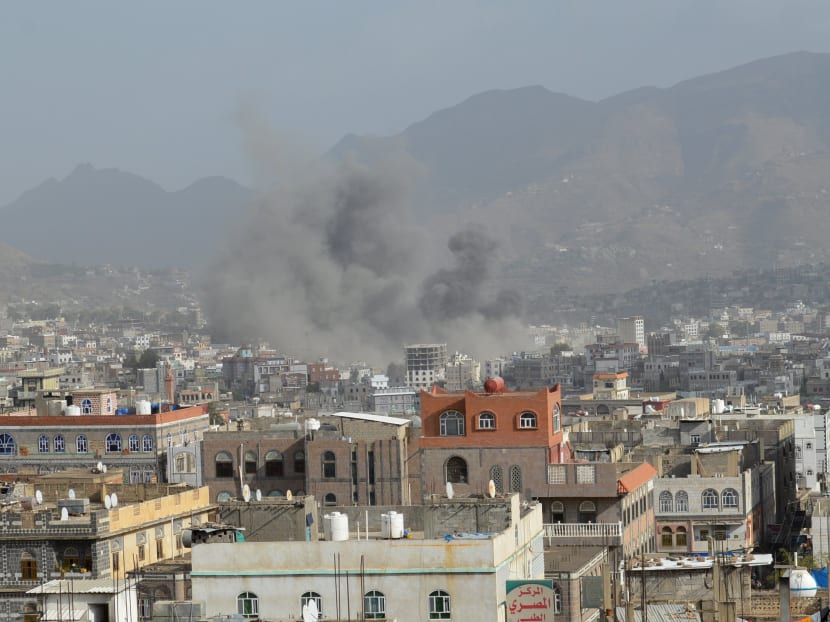 Smoke billows after an air strike in Yemen's central city of Ibb April 12, 2015. Photo: Reuters