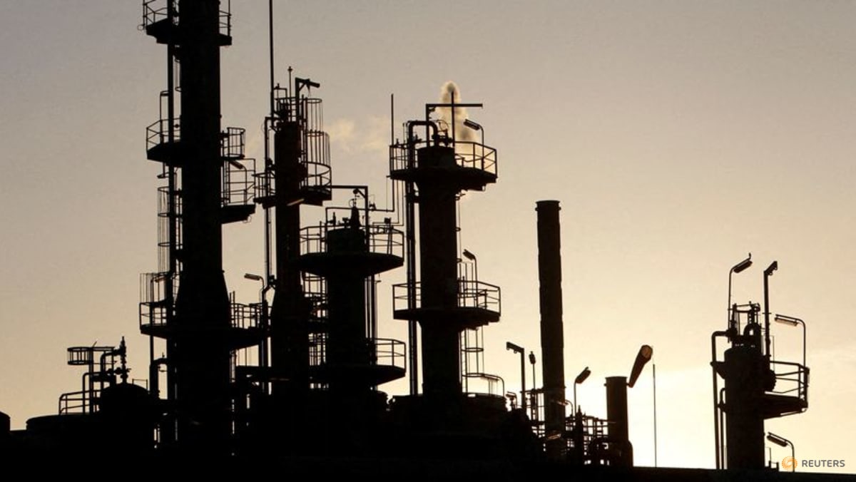 Oil extends rally on Kazakhstan unrest and Libyan outages