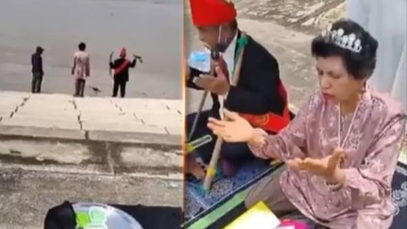 BERITA+: Raja Bomoh 'jelma' kembali; bantal busuk disangka buaya berenang kicau di media sosial BERITA+: Raja Bomoh 'jelma' kembali; bantal busuk disangka buaya berenang kicau di media sosial