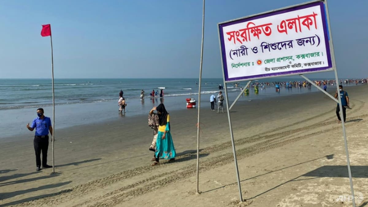 Bangladesh menghapus zona pantai khusus wanita setelah protes