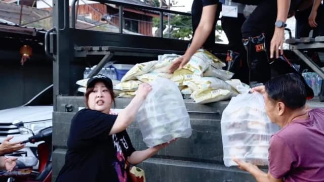 泰国公主前往清迈访灾民 协助受困外籍游客撤离 泰国公主前往清迈访灾民 协助受困外籍游客撤离