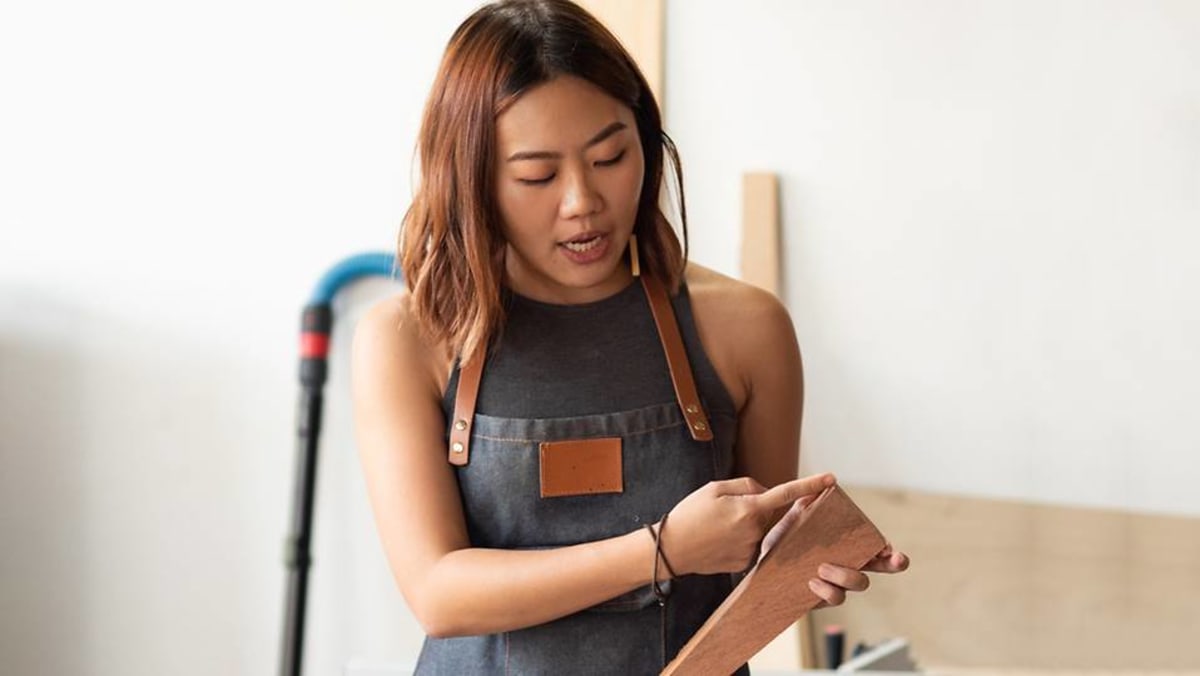 Tukang kayu wanita asal Singapura ini mengubah kayu menjadi tas dan perhiasan cantik