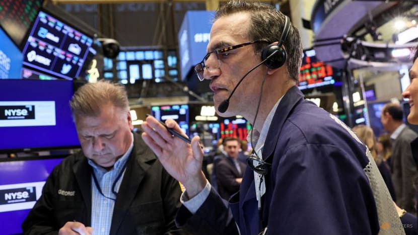 World shares sink as inflation, economic fears persist World shares sink as inflation, economic fears persist