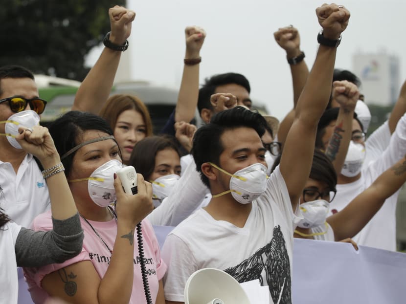 Indonesian activists wearing masks during a protest demanding the Indonesian government to take quick actions to suppress the haze from wildfires on Sumatra and Borneo island. Photo: AP