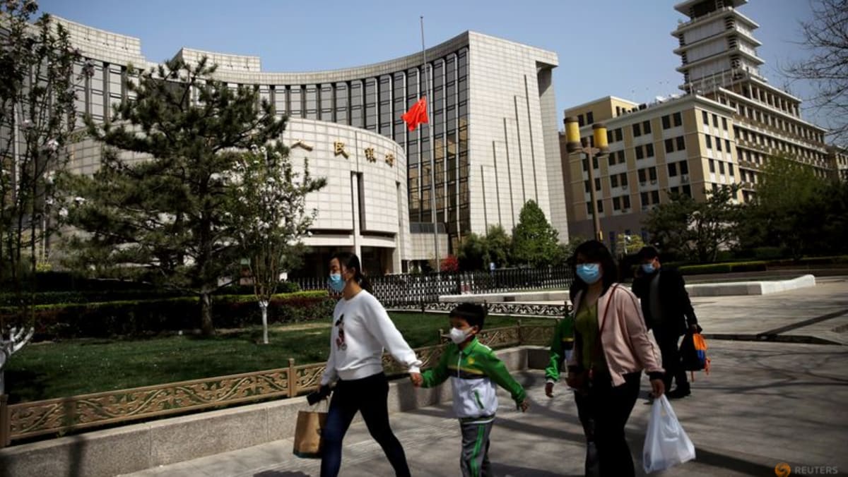中国 C. 消息人士称，该银行正在讨论房地产公司出售资产的问题