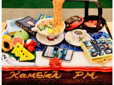 What’s on the 'mee siam' cake that was given to PM Lee after his last parliament sitting as Prime Minister?