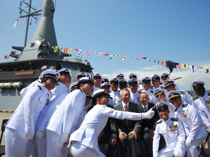PM Lee Hsien Loong , Defence Minister Ng Eng Hen and DPM Teo Chee Hean take a selfie with the pioneer ship crew of the newly commissioned LMV RSS Independence. Photo: Nuria Ling/TODAY