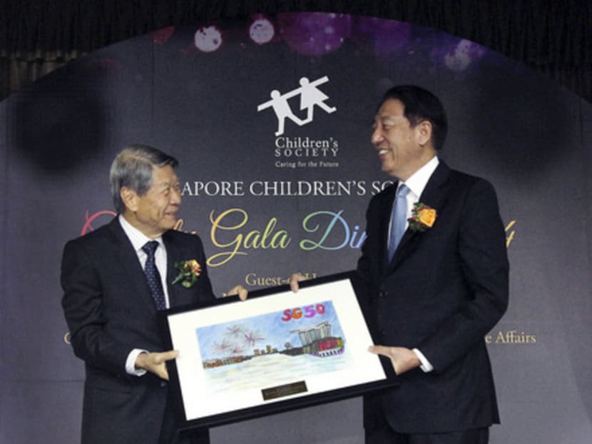 Singapore Children’s Society chairman Koh Choon Hui (left) presenting Mr Teo with a token of appreciation at the charity gala dinner yesterday. Photo: Ooi 
Boon Keong
