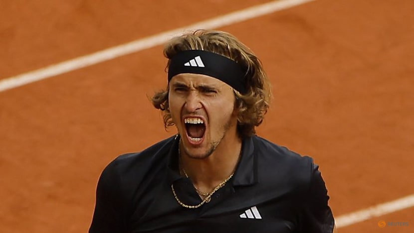 Zverev, Swiatek reach French Open semis, heartbreak for Jabeur 