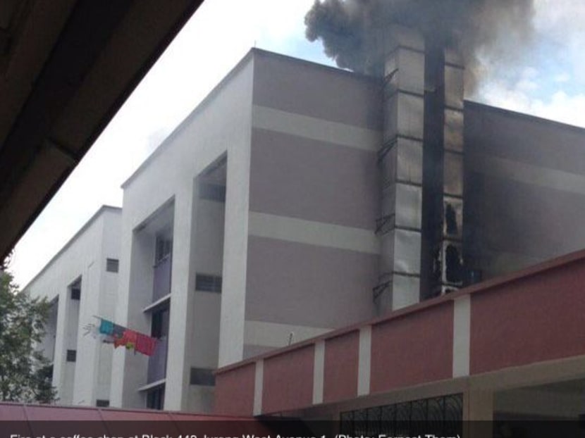 Fire at a coffee shop at Block 442 Jurong West Avenue 1. Photo: Earnest Tham via Channel NewsAsia