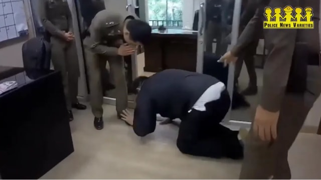 被下属举报索贿 泰国警官下跪磕头求原谅