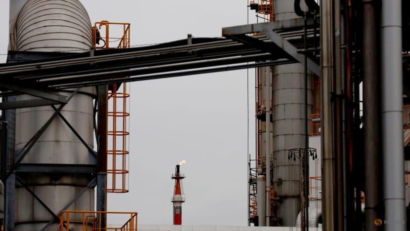 Japan's Sept machinery orders unexpectedly fall, raising capex concerns Japan's Sept machinery orders unexpectedly fall, raising capex concerns