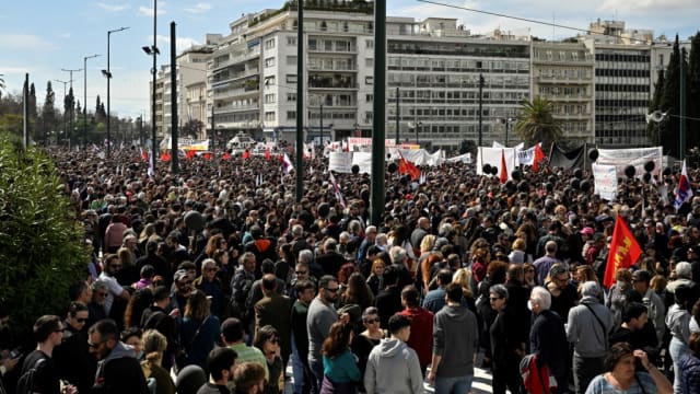 雅典国会外超过1万人示威 抗议政府铁路管理不当 