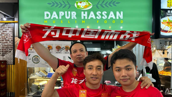 Hết chuyển khoản, thủ môn Singapore lại phát tài nhờ CĐV Trung Quốc 2 Singapore goalkeeper Hassan Sunny's food stall sells out early thanks to Chinese football fans - CNA