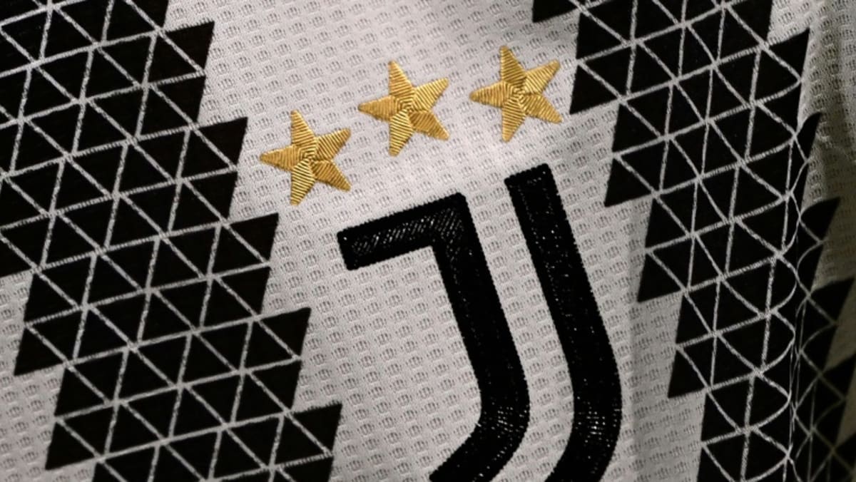 Juventus mengurangi 10 poin setelah penalti awal ditinjau
