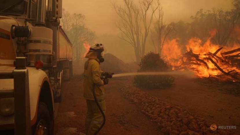 Bushfire smoke blankets Perth under COVID-19 lockdown Bushfire smoke blankets Perth under COVID-19 lockdown