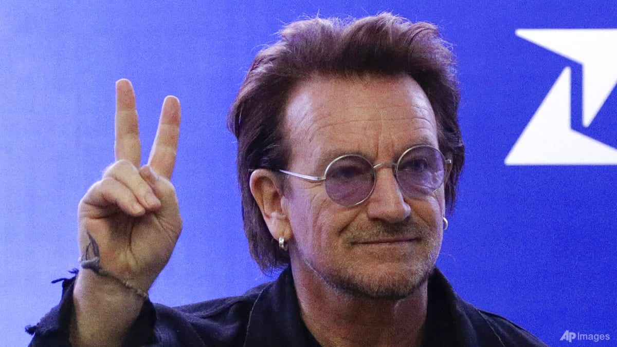 Bono U2 membuka tur buku Surrender sebelum memuja penggemarnya di Manhattan