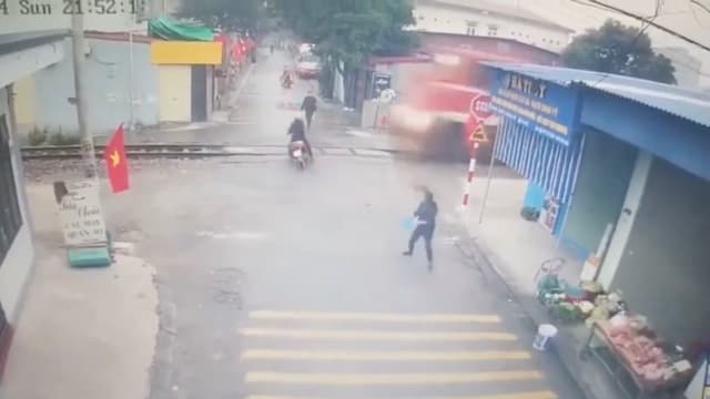 越南摩托车骑士 没注意火车道被撞死