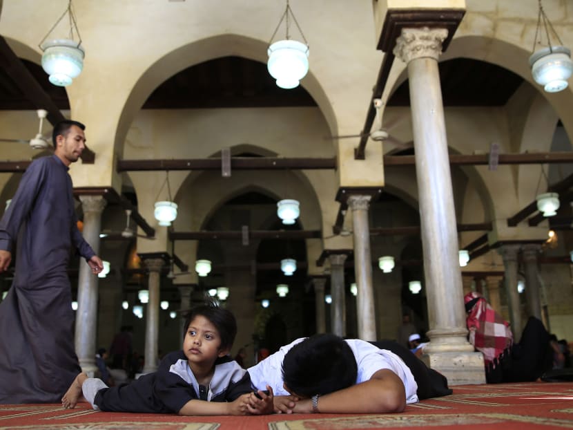 Muslim worshippers rest on the ground as they wait for the afternoon prayer at Al-Azhar mosque during the Muslim holy month of Ramadan, in Cairo, Egypt, Friday, June 19, 2015. Photo: AP