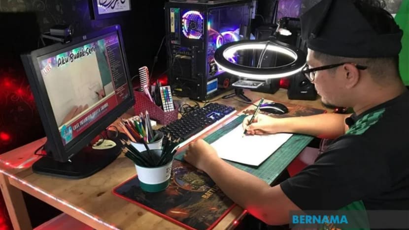 Pelajar seronok timba teknik melukis dalam kelas tambahan YouTube Cikgu 'Melankolik Malaya' Pelajar seronok timba teknik melukis dalam kelas tambahan YouTube Cikgu 'Melankolik Malaya'
