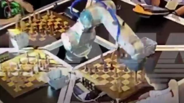 “不满”七岁童下棋速度太快 AI机器人夹断他手指