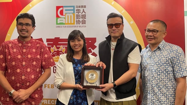 李铭忠获颁马来西亚“杰出电影人”奖！