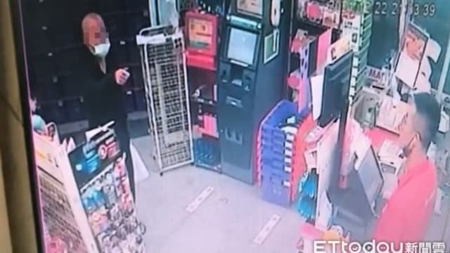 台湾奇葩抢劫案 男子耐心排队抢100元“逼”店员报警