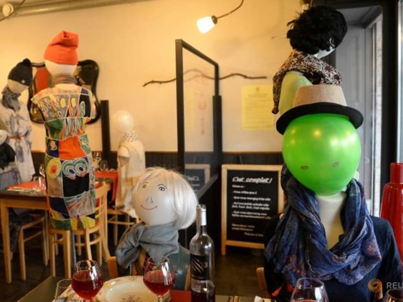 Missing customers, Belgian restaurateur serves mannequins Missing customers, Belgian restaurateur serves mannequins