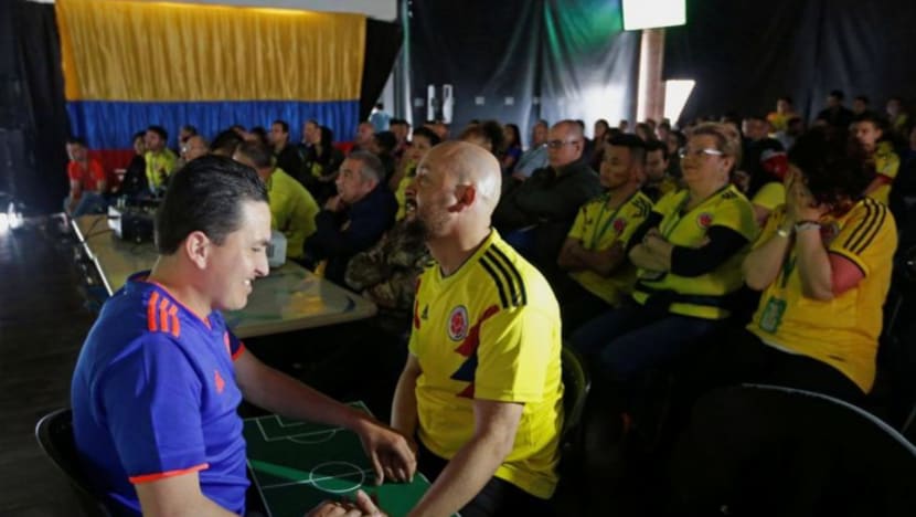 Lelaki Colombia bantu kawannya yang buta dan pekak ikuti aksi Piala Dunia