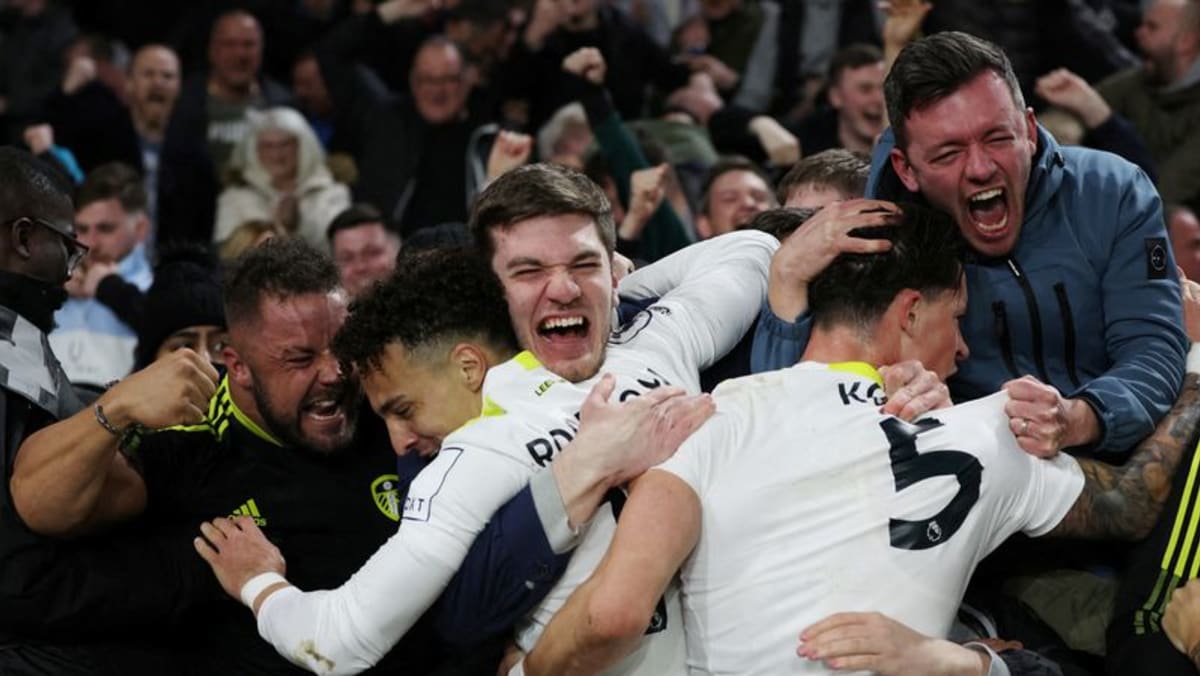 Leeds snatch last-gasp 3-2 win at 10-man Wolves thumbnail