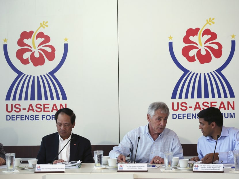 US Secretary of Defense Chuck Hagel (centre) talks to USAID Adminstrator Rajiv Shah next to Secretary General of ASEAN Secretariat Le Luong Minh (L) during a minister roundtable at the ASEAN Defense Forum in Honolulu, Hawaii April 2, 2014. Photo: Reuters