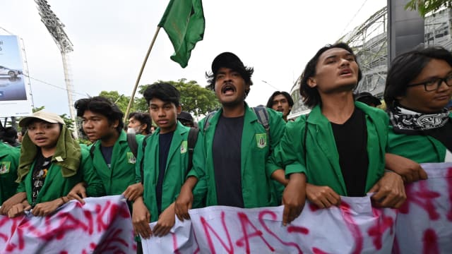 印尼多地爆发反政府示威 抗议食用油价格和佐科延长任期
