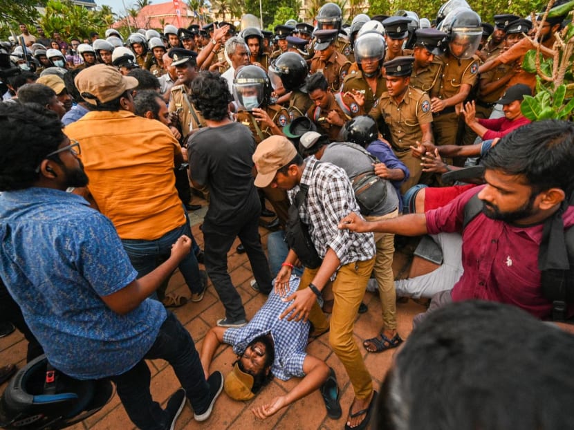 Anti-government demonstrators scuffle with police during a protest against the Sri Lankan government and for the release of student leaders in Colombo on Nov 9, 2022.
