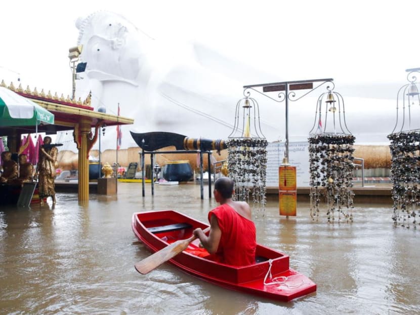 Temples underwater as floods hit historic Thai city Temples underwater as floods hit historic Thai city