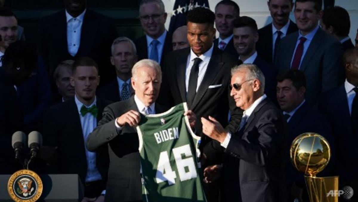 Presiden AS Biden menyambut Bucks sebagai tim NBA pertama yang kembali ke Gedung Putih