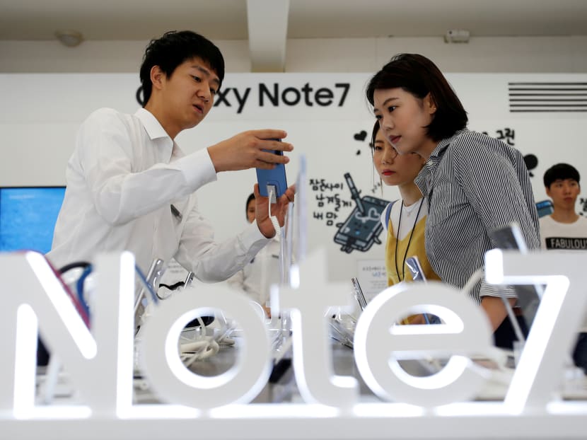 An employee helps customers purchase a Samsung Electronics' Galaxy Note 7 new smartphone at its store in Seoul, South Korea, September 2, 2016. Photo: Reuters
